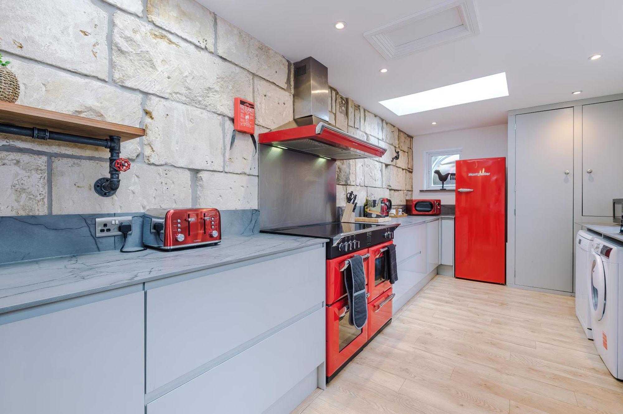 Incredible - Five Bedroom - 7 Actual Beds - 6 Bathroom House By Purestay - Central Bath With Parking Экстерьер фото
