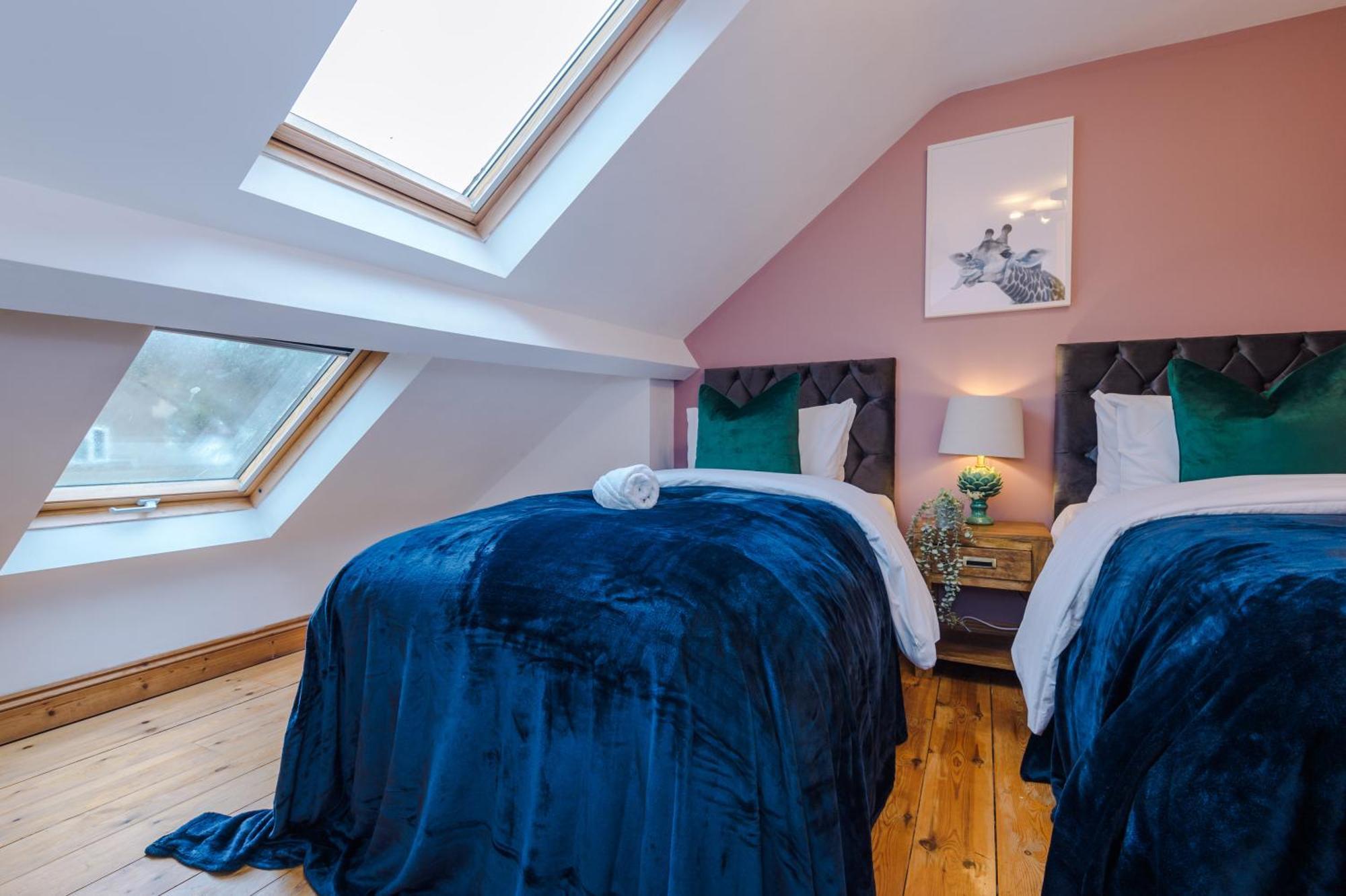 Incredible - Five Bedroom - 7 Actual Beds - 6 Bathroom House By Purestay - Central Bath With Parking Экстерьер фото