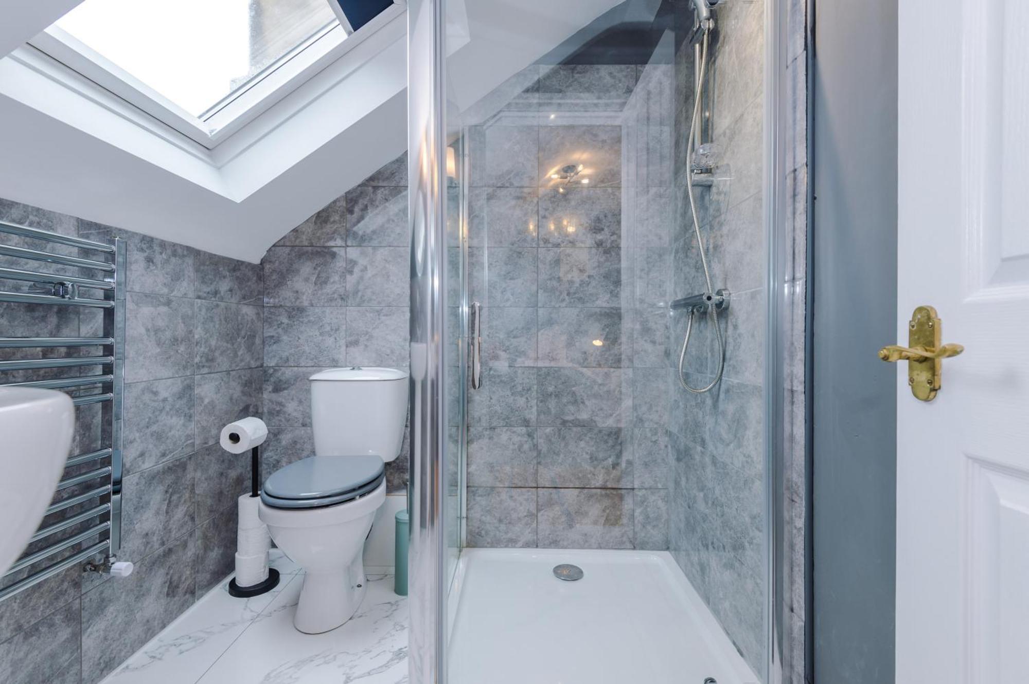 Incredible - Five Bedroom - 7 Actual Beds - 6 Bathroom House By Purestay - Central Bath With Parking Экстерьер фото