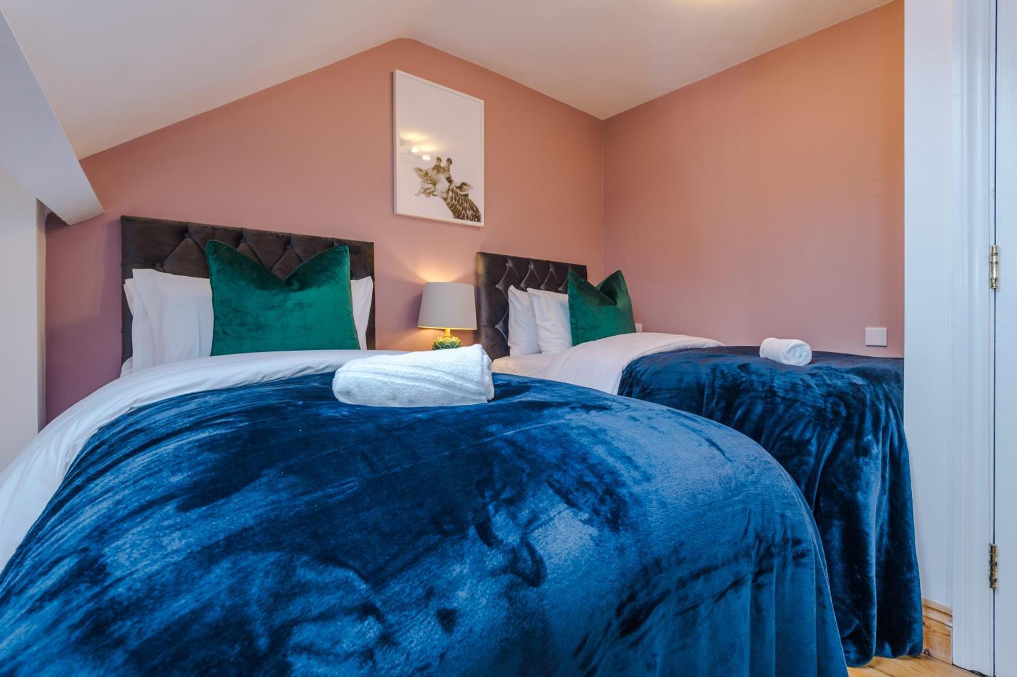 Incredible - Five Bedroom - 7 Actual Beds - 6 Bathroom House By Purestay - Central Bath With Parking Экстерьер фото