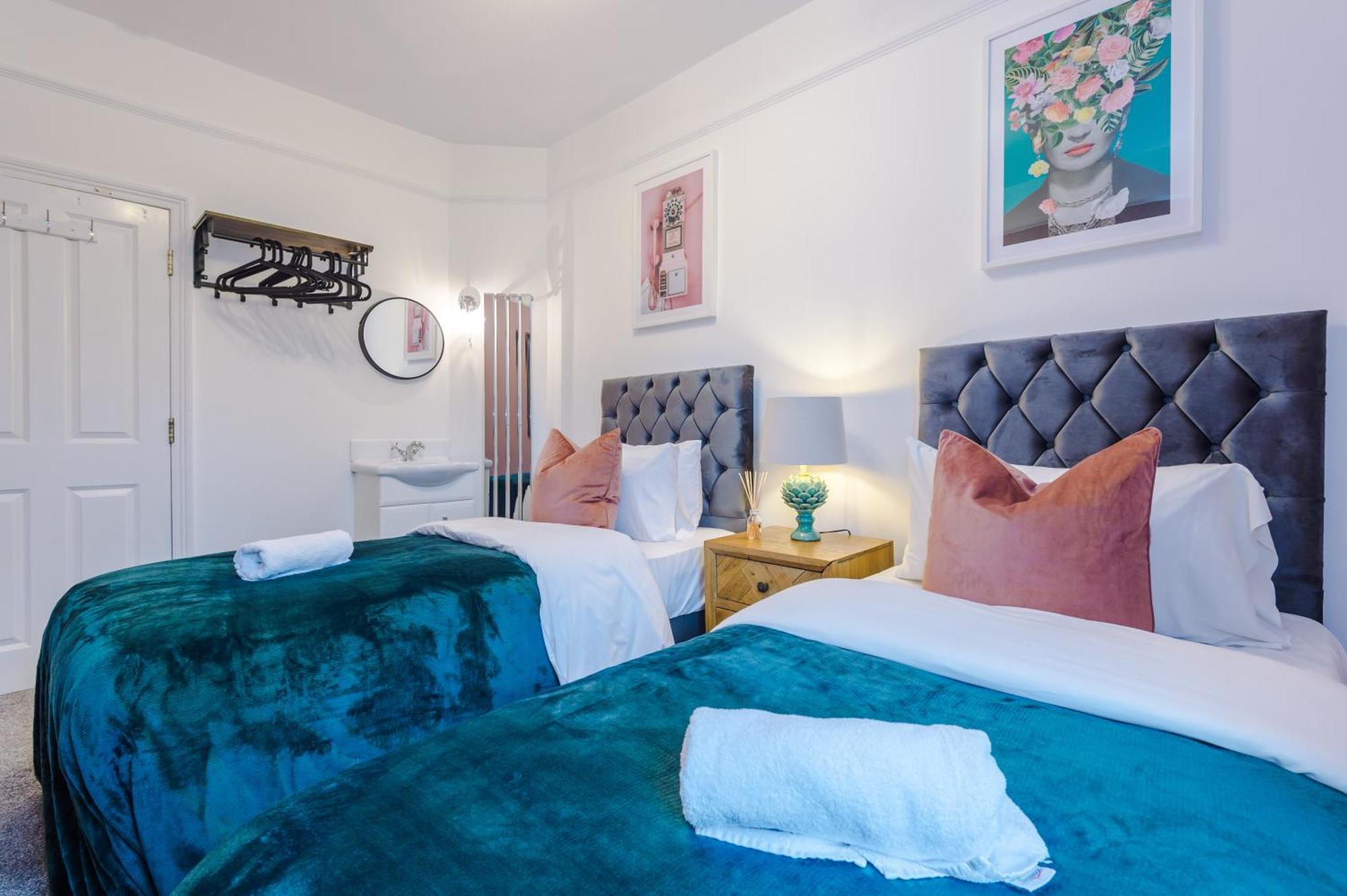 Incredible - Five Bedroom - 7 Actual Beds - 6 Bathroom House By Purestay - Central Bath With Parking Экстерьер фото