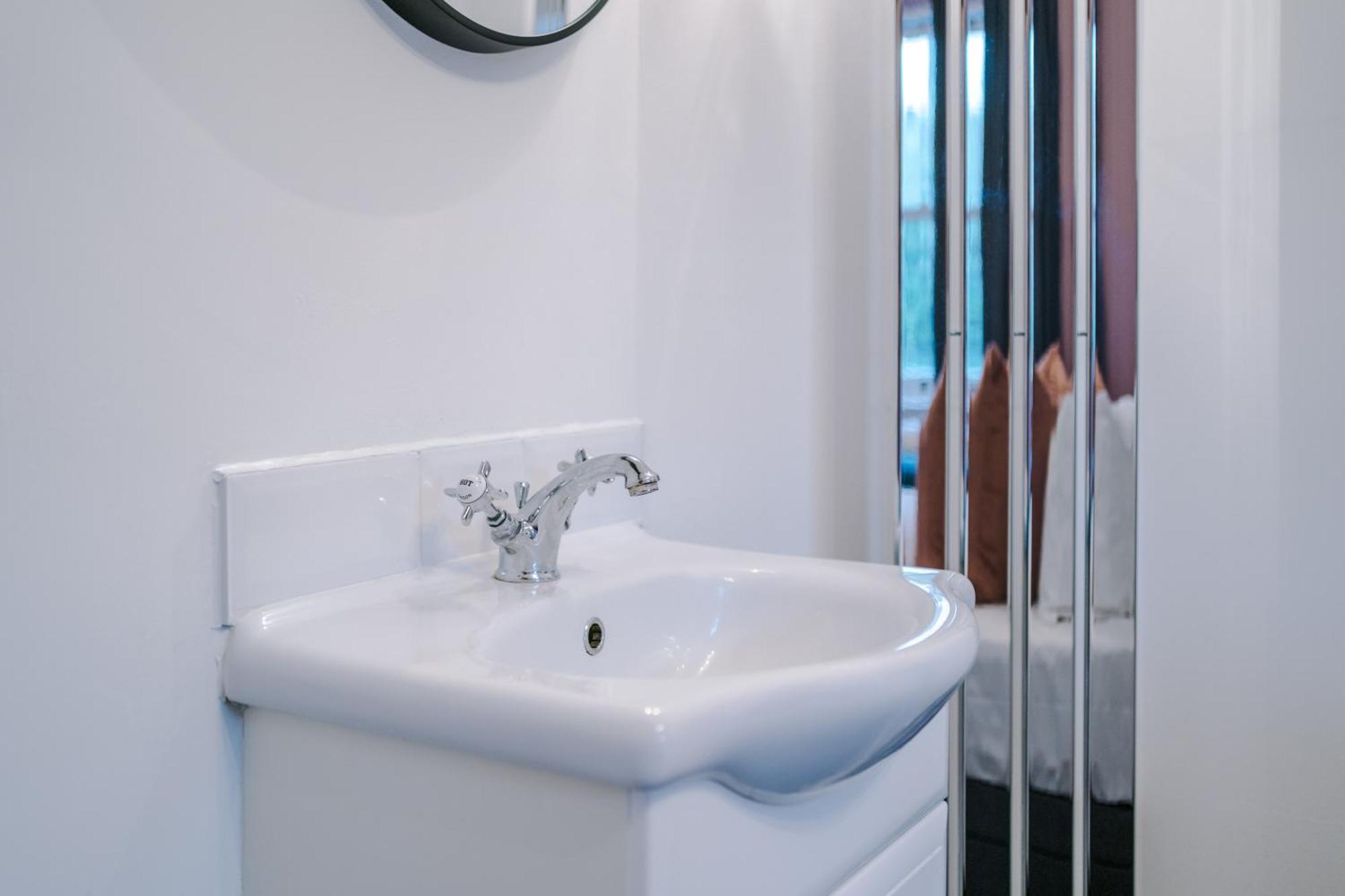 Incredible - Five Bedroom - 7 Actual Beds - 6 Bathroom House By Purestay - Central Bath With Parking Экстерьер фото