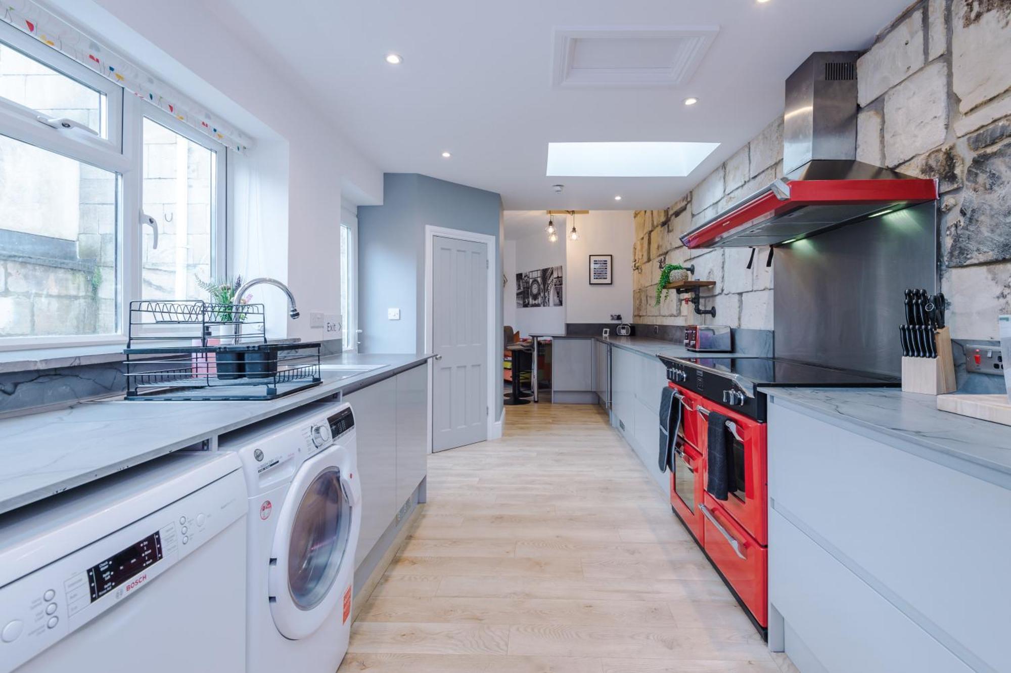 Incredible - Five Bedroom - 7 Actual Beds - 6 Bathroom House By Purestay - Central Bath With Parking Экстерьер фото